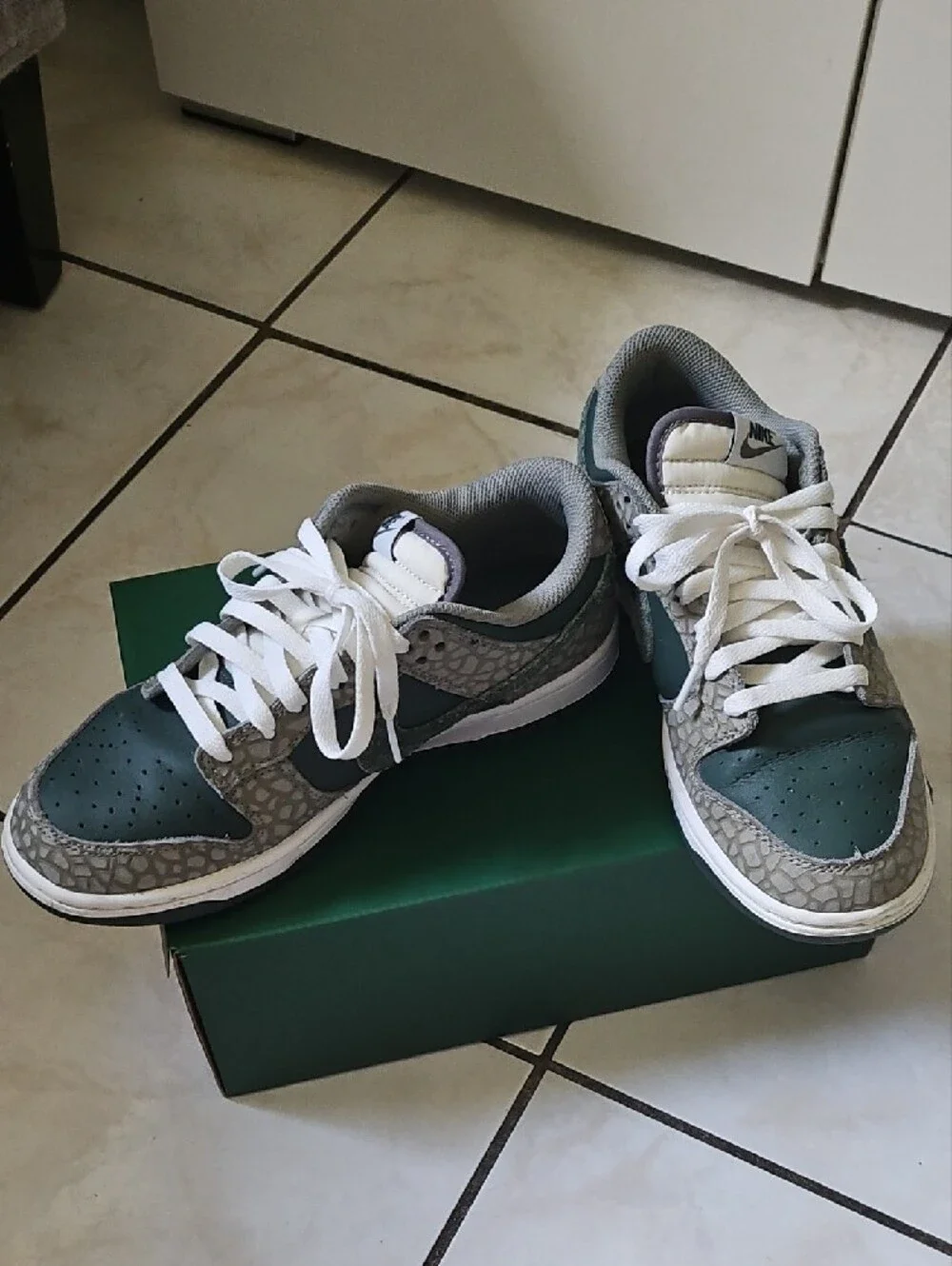 Nike Low-Top Sneakers in Teal, Gray and White